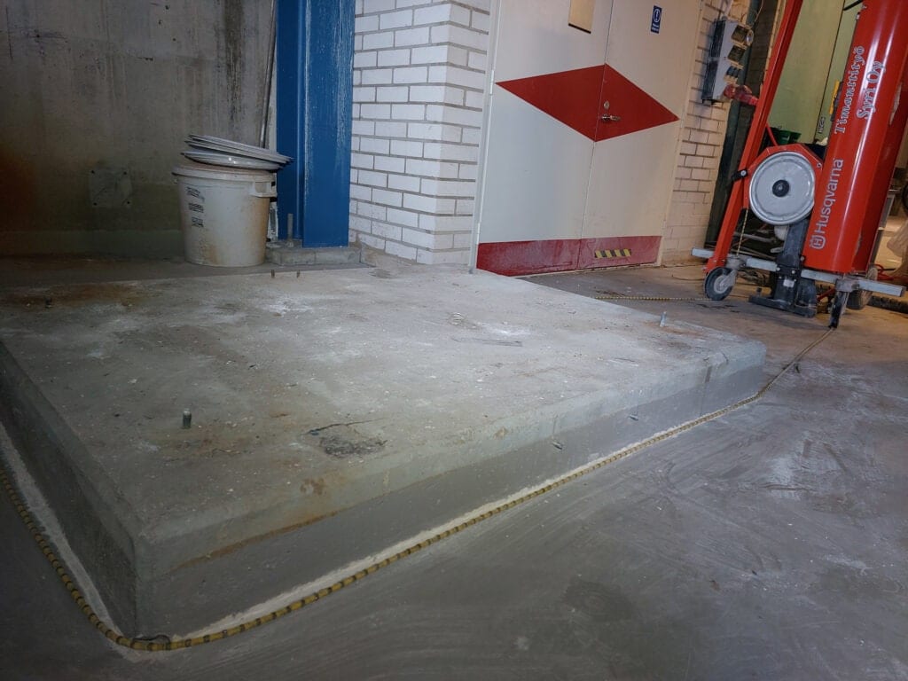 Vaijerisahauskalusto betonirakenteen vieressä työmaalla